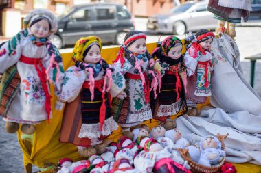Moda mağazası, herkes için alışveriş, indirim zamanı.