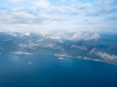 Uçak penceresinden bulutların üzerinde gün doğumu. Yukarıdan bakınca o kadar da kötü değil. Bulutlar yukarıdan güneşle parlıyor. Uçaktan görüntüle