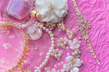 Göz alıcı kadın aksesuarları, güzellik ürünleri, parfüm ve diğer kozmetik ürünleri. Alışveriş ve moda konsepti 