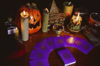 Mistik atmosfer, masadaki tarot kartı görüntüsü, esrarengiz kavram, falcılık ve tahminler.