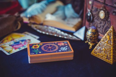 Avrupa, Ukrayna. Kiev 27 Haziran: Illustrative Editorial. Mistik atmosfer, masadaki tarot kartı görüntüsü, esrarengiz kavram, falcılık ve tahminler.