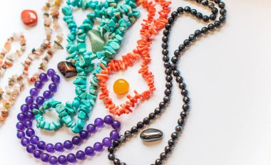 Çeşitli renkli taşlar kuvars, misket, cevher mineraller, mücevherler, süs olarak kullanılan süs ve süsleme mücevherleri insanların inandığı ruhani güçleri, sihirli taşları içerir.