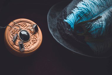 Gotik klasik mücevherler, aksesuarlar, güzellik ayrıntıları.