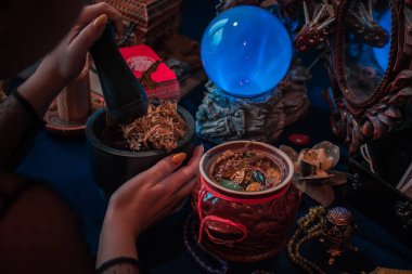 Tarot kartları, kristal küre, mumlar, cadı sihirli şişeleri. Cadılık, esrarengiz, kehanet ve esrarengiz geçmiş mistik ayinler için klasik büyülü nesneler.