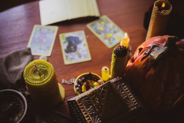 Mistik atmosfer, masadaki tarot kartı görüntüsü, esrarengiz kavram, falcılık ve tahminler..