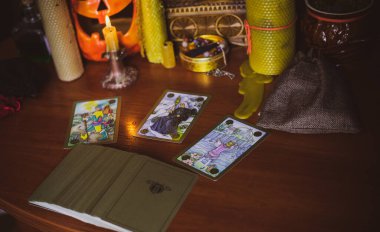 Mistik atmosfer, masadaki tarot kartı görüntüsü, esrarengiz kavram, falcılık ve tahminler..