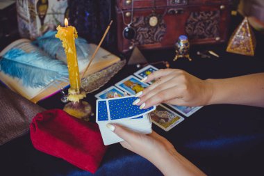 Avrupa, Ukrayna. Kiev 27 Haziran: Illustrative Editorial. Mistik atmosfer, masadaki tarot kartı görüntüsü, esrarengiz kavram, falcılık ve tahminler.