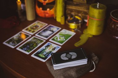 Mistik atmosfer, masadaki tarot kartı görüntüsü, esrarengiz kavram, falcılık ve tahminler..
