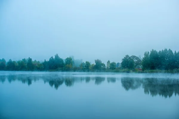 Озеро Дальний Берег Осеннее Время — стоковое фото