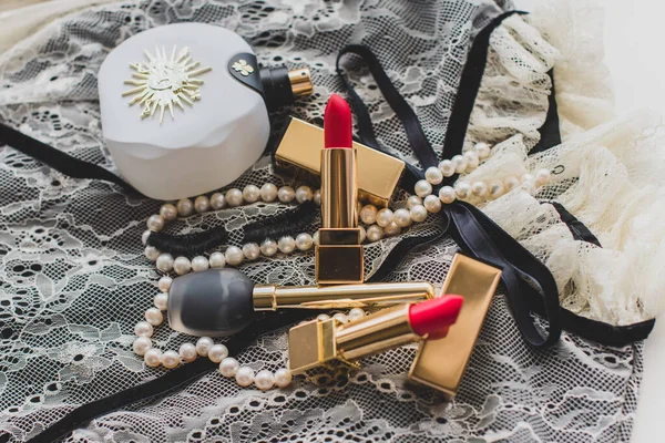 Set Glamouröser Accessoires Für Frauen Schönheitsprodukte Parfüm Und Andere Kosmetika — Stockfoto