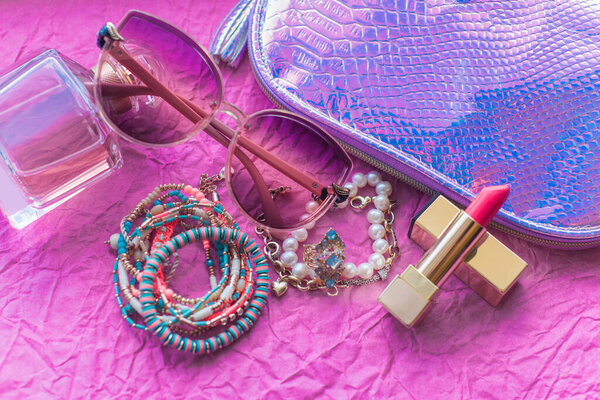 Гламурные женские аксессуары, косметические средства, парфюмерия и другие косметические средства. Концепция шопинга и моды 