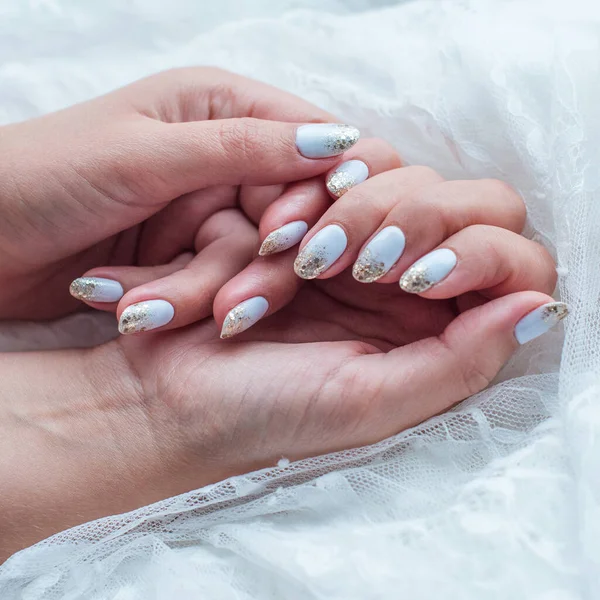 明るいマニキュア 女性のための春のアイデア 手と爪のための美しさとケア — ストック写真