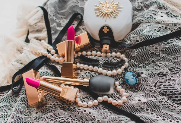 グラマラスな女性のアクセサリー 美容製品 香水や他の化粧品のセット ショッピングとファッションのコンセプト Lipstickと構想を構成 — ストック写真