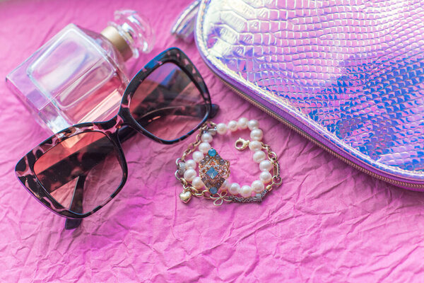 Гламурные женские аксессуары, косметические средства, парфюмерия и другие косметические средства. Концепция шопинга и моды 