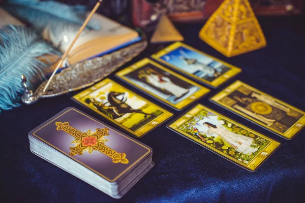 Avrupa, Ukrayna. Kiev 27 Haziran: Illustrative Editorial. Mistik atmosfer, masadaki tarot kartı görüntüsü, esrarengiz kavram, falcılık ve tahminler.