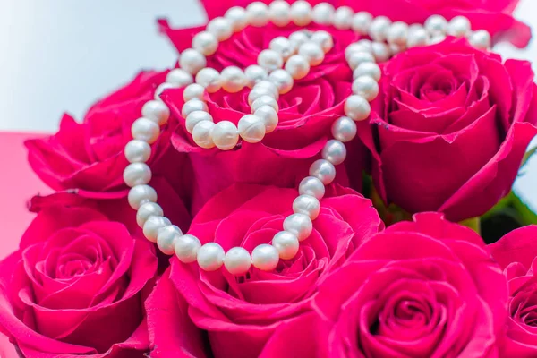 Perles Perles Sur Des Fleurs Roses Rouges — Photo