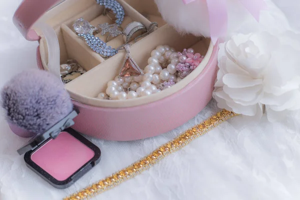 Pinkfarbene Schachtel Mit Vintage Schmuck Mit Steinen Konzept Der Weiblichkeit — Stockfoto