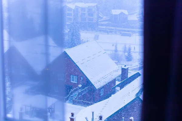 森林中舒适的小镇冬季雪景 美丽宜人的风景 山中的田园风光 — 图库照片