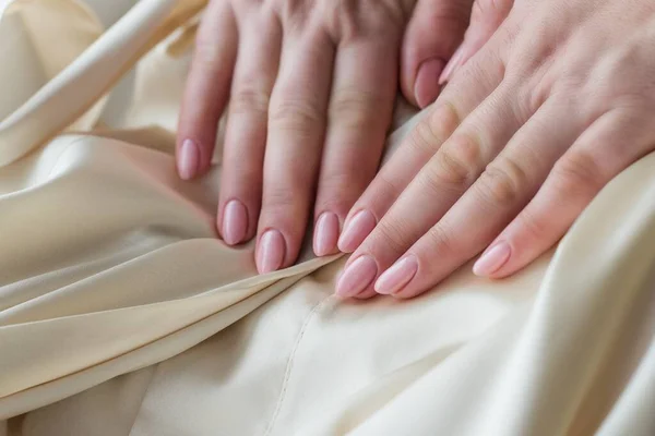 明るいマニキュア 女性のためのアイデア 手と爪のための美しさとケア — ストック写真