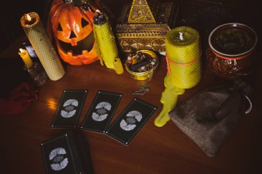 Mistik atmosfer, masadaki tarot kartı görüntüsü, esrarengiz kavram, falcılık ve tahminler..