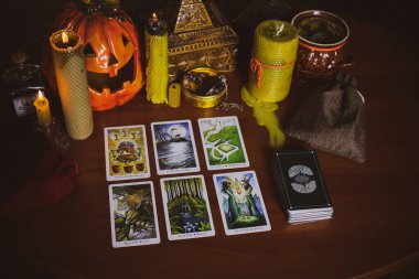 Mistik atmosfer, masadaki tarot kartı görüntüsü, esrarengiz kavram, falcılık ve tahminler..