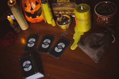 Mistik atmosfer, masadaki tarot kartı görüntüsü, esrarengiz kavram, falcılık ve tahminler..
