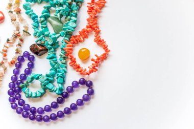 Çeşitli renkli taşlar kuvars, misket, cevher mineraller, mücevherler, süs olarak kullanılan süs ve süsleme mücevherleri insanların inandığı ruhani güçleri, sihirli taşları içerir.