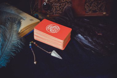 Avrupa, Ukrayna. Kiev 27 Haziran: Illustrative Editorial. Mistik atmosfer, masadaki tarot kartı görüntüsü, esrarengiz kavram, falcılık ve tahminler.