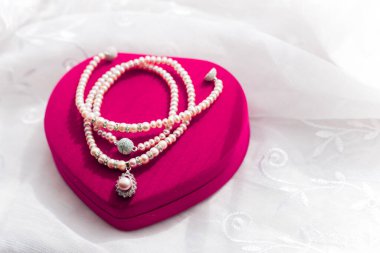 Güzellik trendleri ve süslü mücevher ayrıntıları, güzellik öğeleri seti, diğer kadın eşyaları.