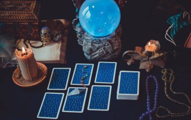Avrupa, Ukrayna. Kiev 27 Haziran: Illustrative Editorial. Mistik atmosfer, masadaki tarot kartı görüntüsü, esrarengiz kavram, falcılık ve tahminler.