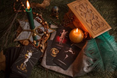 Sihirli sahne, gizemli konsept, falcılık, masadaki tarot kartları.