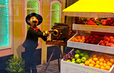 Mağazadaki el yapımı güzel oyuncaklar.