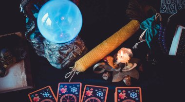 Avrupa, Ukrayna. Kiev 27 Haziran: Illustrative Editorial. Mistik atmosfer, masadaki tarot kartı görüntüsü, esrarengiz kavram, falcılık ve tahminler.