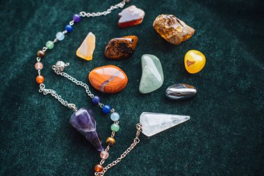 Çeşitli renkli taşlar kuvars, misket, cevher mineraller, mücevherler, süs olarak kullanılan süs ve süsleme mücevherleri insanların inandığı ruhani güçleri, sihirli taşları içerir.