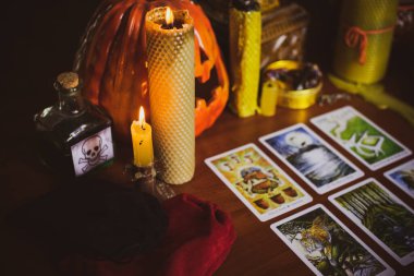 Mistik atmosfer, masadaki tarot kartı görüntüsü, esrarengiz kavram, falcılık ve tahminler..