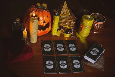 Mistik atmosfer, masadaki tarot kartı görüntüsü, esrarengiz kavram, falcılık ve tahminler..