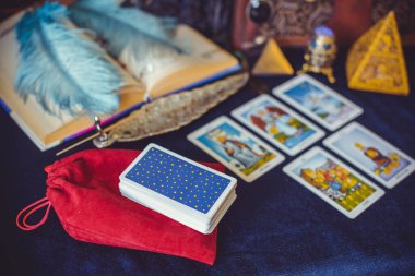 Avrupa, Ukrayna. Kiev 27 Haziran: Illustrative Editorial. Mistik atmosfer, masadaki tarot kartı görüntüsü, esrarengiz kavram, falcılık ve tahminler.