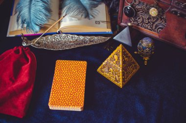 Avrupa, Ukrayna. Kiev 27 Haziran: Illustrative Editorial. Mistik atmosfer, masadaki tarot kartı görüntüsü, esrarengiz kavram, falcılık ve tahminler.