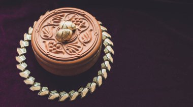 Gotik klasik mücevherler, aksesuarlar, güzellik ayrıntıları.