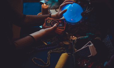 Avrupa, Ukrayna. Kiev 27 Haziran: Illustrative Editorial. Mistik atmosfer, masadaki tarot kartı görüntüsü, esrarengiz kavram, falcılık ve tahminler.