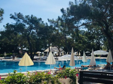 Tatil zamanı. Bahar - Yaz sezonu. Tatil ve seyahat zamanı. Denizde kaymak, oldukça güzel manzara.