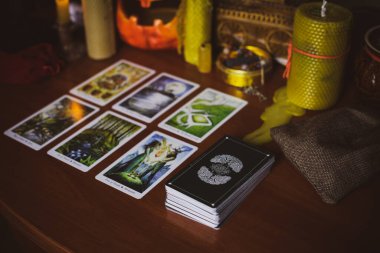 Mistik atmosfer, masadaki tarot kartı görüntüsü, esrarengiz kavram, falcılık ve tahminler..