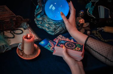 Avrupa, Ukrayna. Kiev 27 Haziran: Illustrative Editorial. Mistik atmosfer, masadaki tarot kartı görüntüsü, esrarengiz kavram, falcılık ve tahminler.
