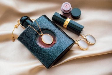 Klasik güzel aksesuarlar. Hanımlar için ilham, kadınlar için hediyeler, sevgililer günü