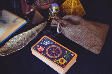 Avrupa, Ukrayna. Kiev 27 Haziran: Illustrative Editorial. Mistik atmosfer, masadaki tarot kartı görüntüsü, esrarengiz kavram, falcılık ve tahminler.