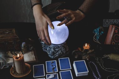 Avrupa, Ukrayna. Kiev 27 Haziran: Illustrative Editorial. Mistik atmosfer, masadaki tarot kartı görüntüsü, esrarengiz kavram, falcılık ve tahminler.