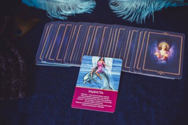 Avrupa, Ukrayna. Kiev 27 Haziran: Illustrative Editorial. Mistik atmosfer, masadaki tarot kartı görüntüsü, esrarengiz kavram, falcılık ve tahminler.