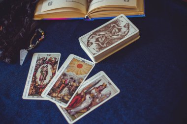Avrupa, Ukrayna. Kiev 27 Haziran: Illustrative Editorial. Mistik atmosfer, masadaki tarot kartı görüntüsü, esrarengiz kavram, falcılık ve tahminler.