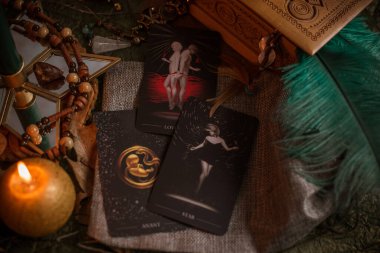 Tarot kartları ve diğer sihirli kehanet tahminleri