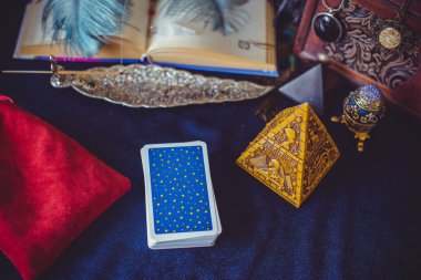 Avrupa, Ukrayna. Kiev 27 Haziran: Illustrative Editorial. Mistik atmosfer, masadaki tarot kartı görüntüsü, esrarengiz kavram, falcılık ve tahminler.